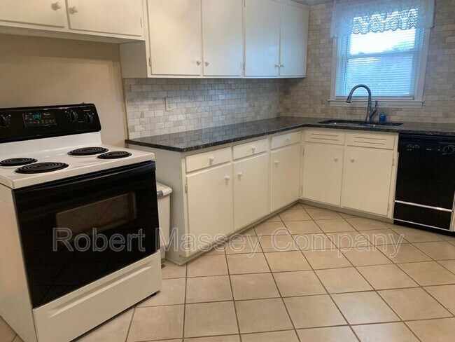 Building Photo - 2904 Abigail Dr