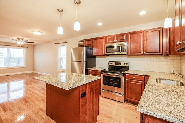 Building Photo - 1104 River View Ln