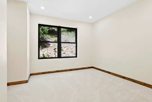 Building Photo - 205 Loop Dr