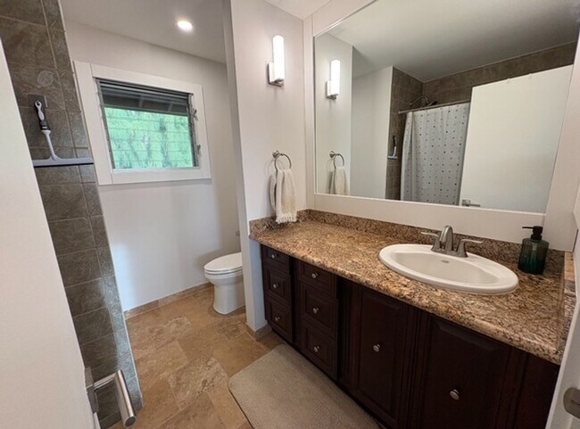 Building Photo - 3 Bedroom, 2 Bathroom Townhouse with a Lak...