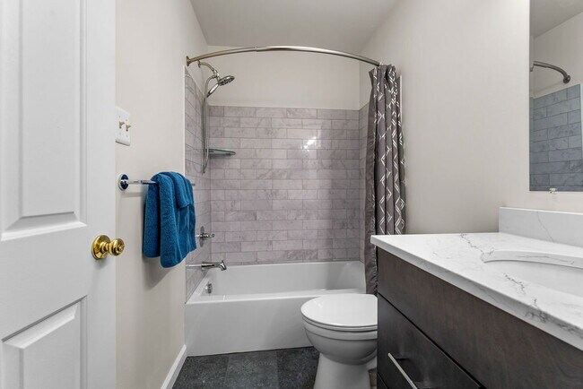 Building Photo - "Charming 4-Bedroom Retreat with Sun Room Scenic Views