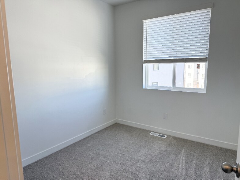 Building Photo - 548 900 W