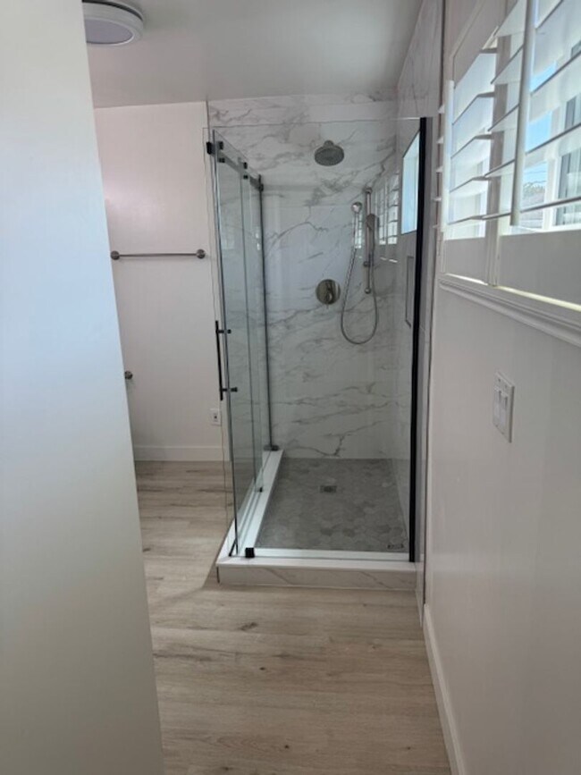 Building Photo - Spacious 2 bed 2 bath Long Beach Home with...