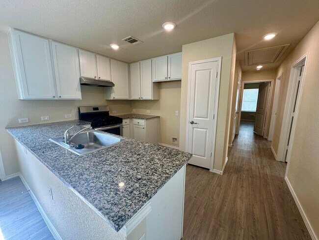 Building Photo - *Cozy 3/2 Single Story on Greenbelt* Gas C...