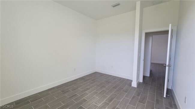 Building Photo - 412 SW 28th Ave