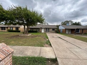 Building Photo - 2117 Highwood Dr