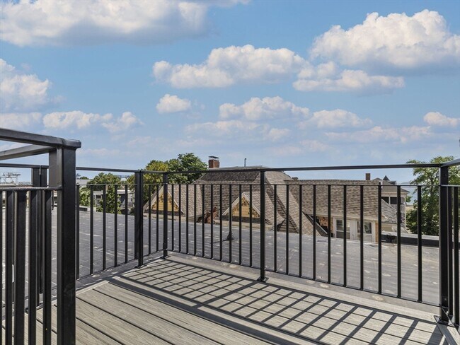 Building Photo - 944 E Broadway