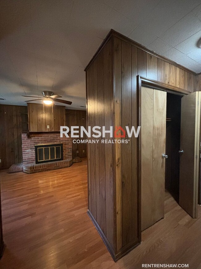 Building Photo - Move In Ready 2 Bed / 1 Bath - Dont Miss O...