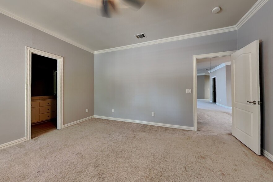 Building Photo - 4020 Oakmeadow Dr