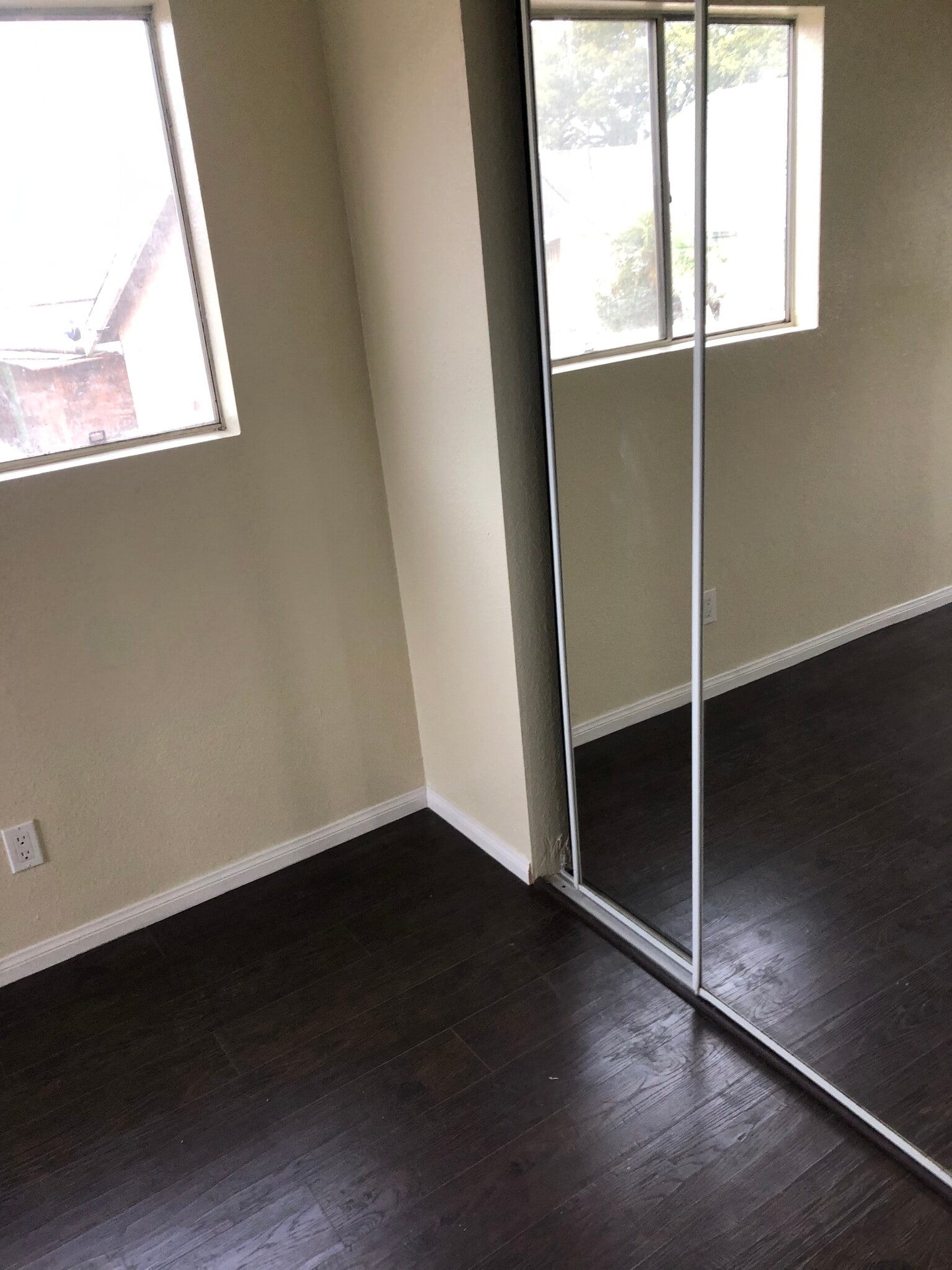 Building Photo - 716 1/2 W 60th St