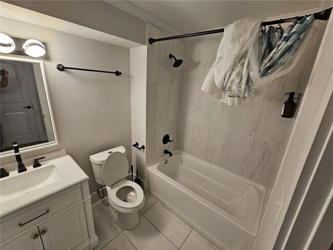 Building Photo - 1129 Graymont Dr SW