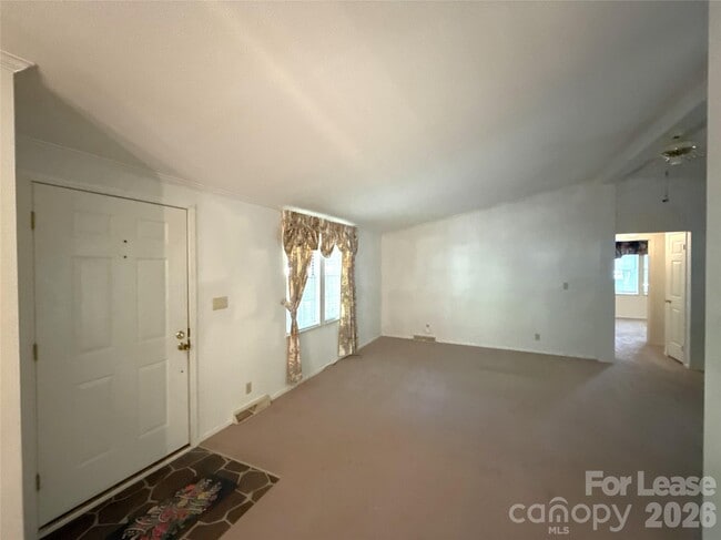 Building Photo - 2039 Vista Rd