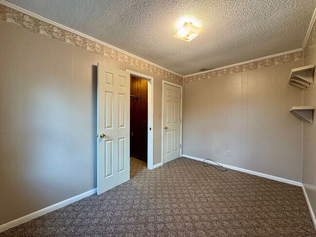 Building Photo - 3 Bedroom 1 Bath Home in Meadow Heights