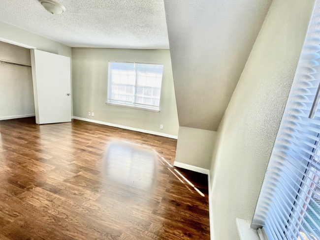 Building Photo - 3822 Englewood Cir