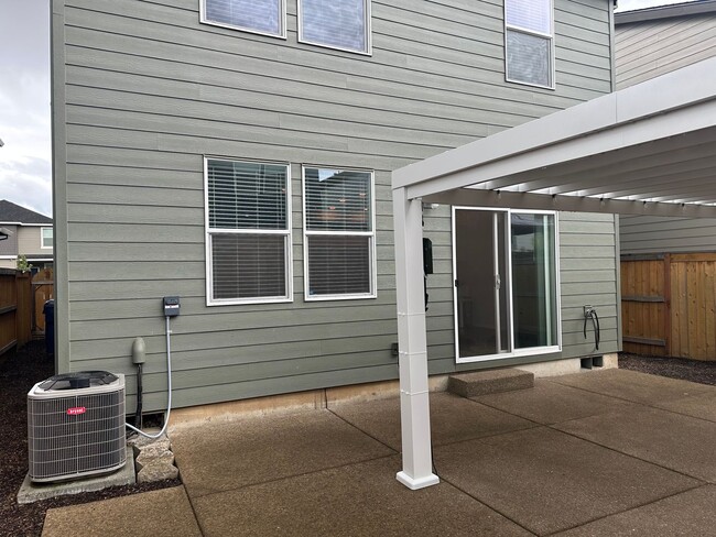 Building Photo - Newer 4 bedroom 2.5 bathroom house! AVAILA...
