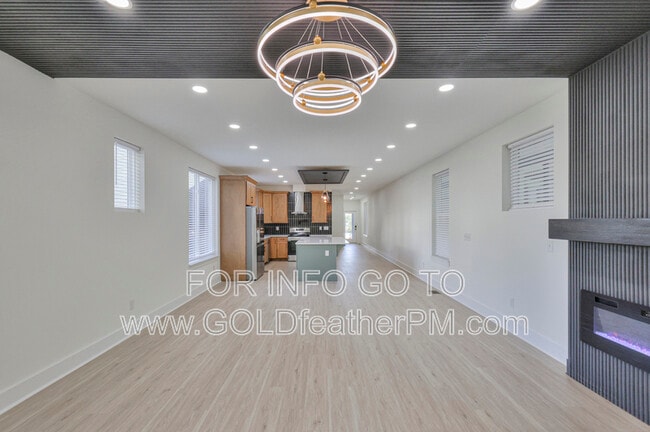 Building Photo - 402 E Trinity Ln