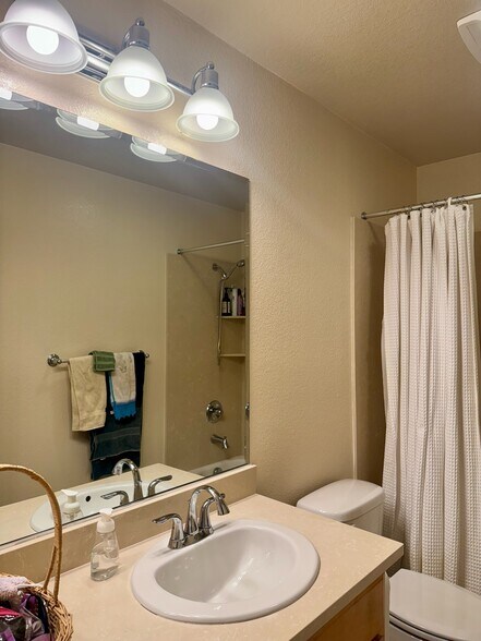 Building Photo - 493 Magritte Way