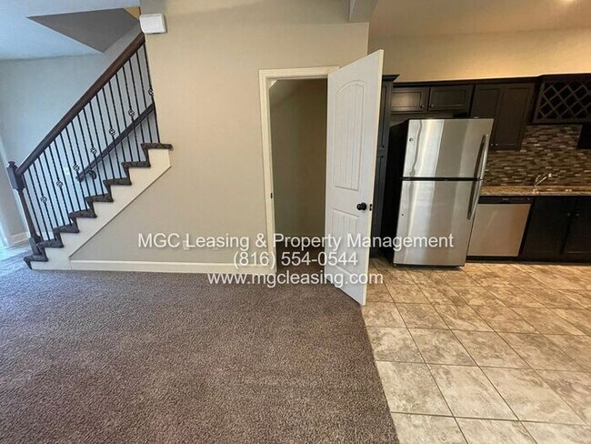 Building Photo - Eagle Creek Townhome - Unlock One Month Free with a May Move-In & 13-Month Lease
