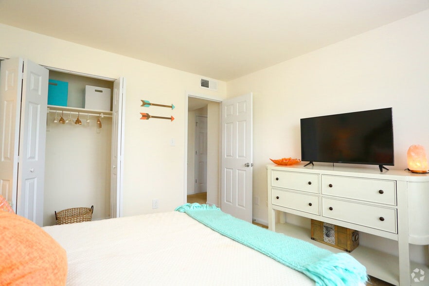 Building Photo - Emerald Point Apartments & Townhomes