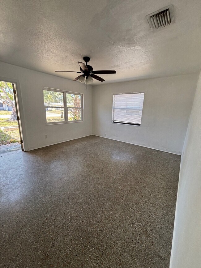 Building Photo - 172 38th Ave SE