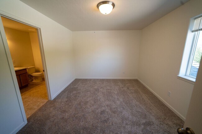 Building Photo - 3 Bedroom 2 1/2 Bath Townhome with Garage