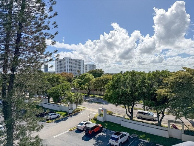 Building Photo - 1000 Parkview Dr