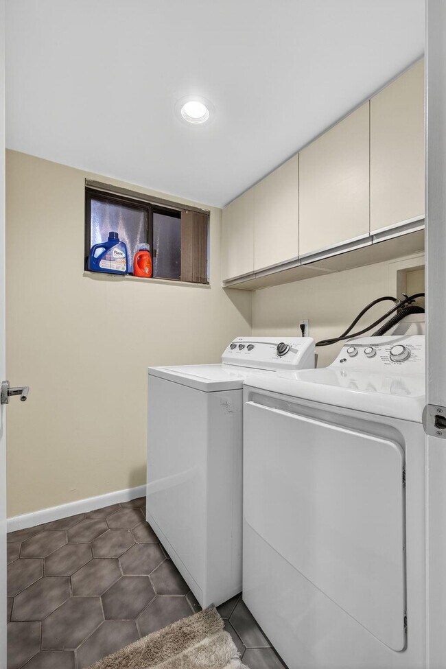 Building Photo - 4770 Fountains Dr S