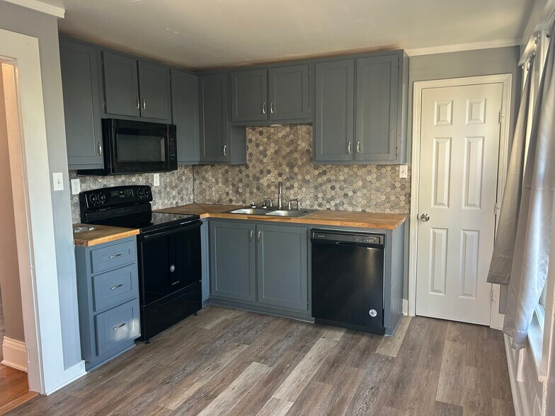 Kitchen - 2214 Oak St