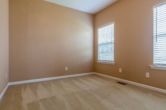 Building Photo - 1800 Woodland Pointe Dr