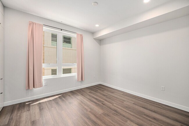 Building Photo - Centrally located 1 bedroom in the heart o...