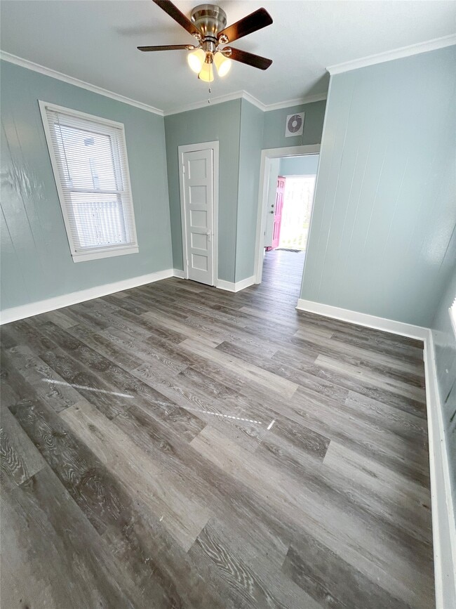 Building Photo - 4109 1/2 Ave S