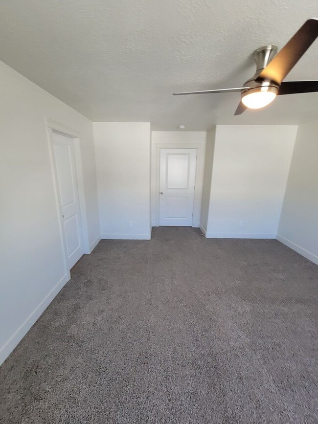 Building Photo - 2 Weeks Free Rent in May! West Haven 3 bed...