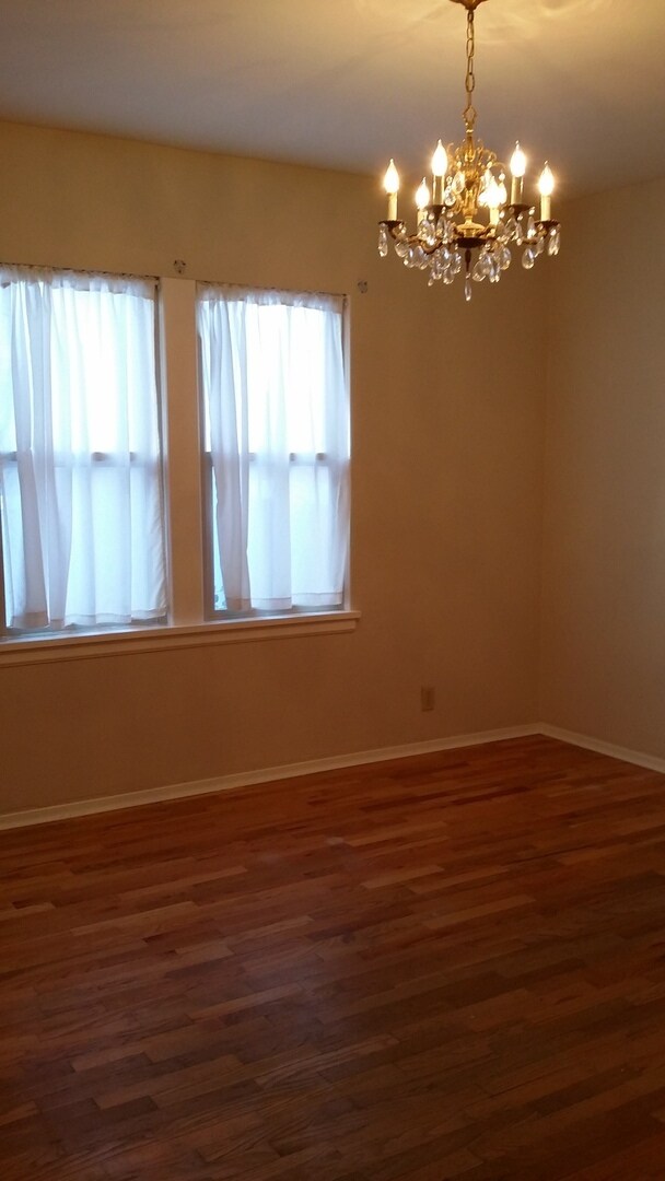 Building Photo - Occupied, do not disturb tenants. Barge-Chestnut Historic District Craftsman 2br 2ba home, with a...