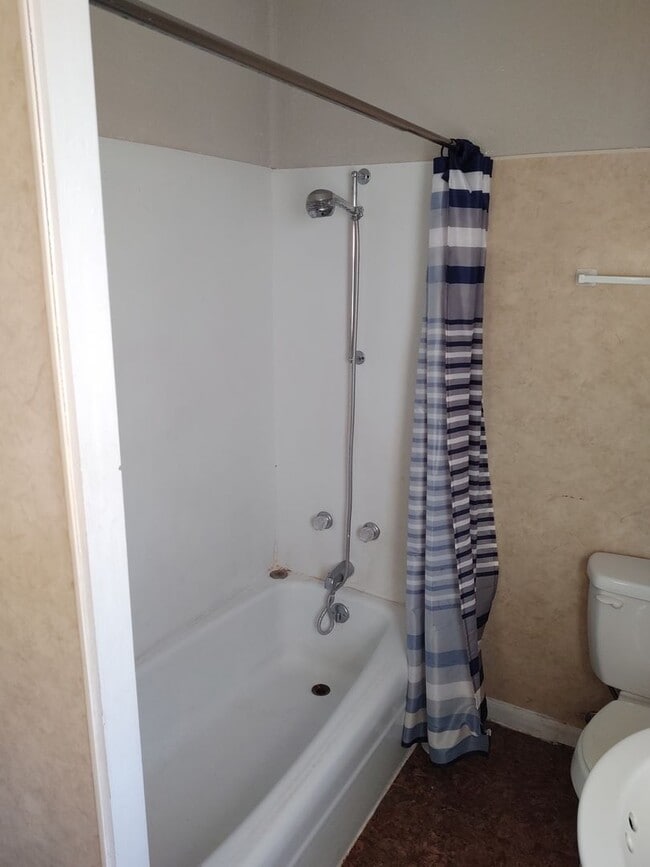 Building Photo - House 3 bedroom 1 bathroom