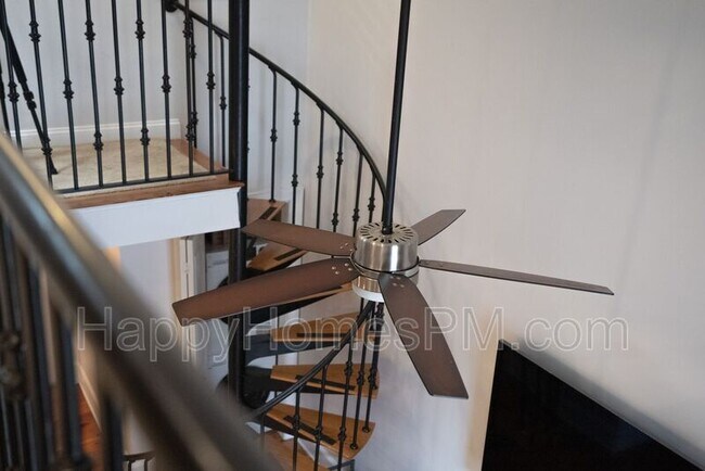 Building Photo - 377 King St