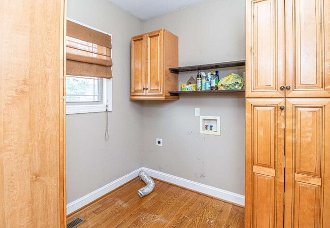 Building Photo - Spacious 2-Story in Pikeville! 3 BR | 2.5 BA w/ Bonus Room *Lawn Care / Trash Included*