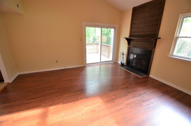 Building Photo - Spacious Yorktown Gem with New Flooring & Vaulted Ceilings