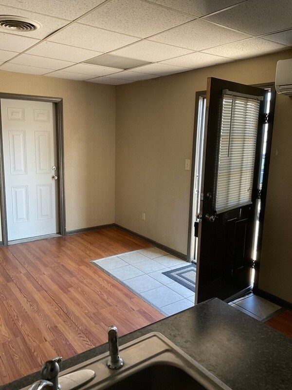 Building Photo - 709 S 13th St