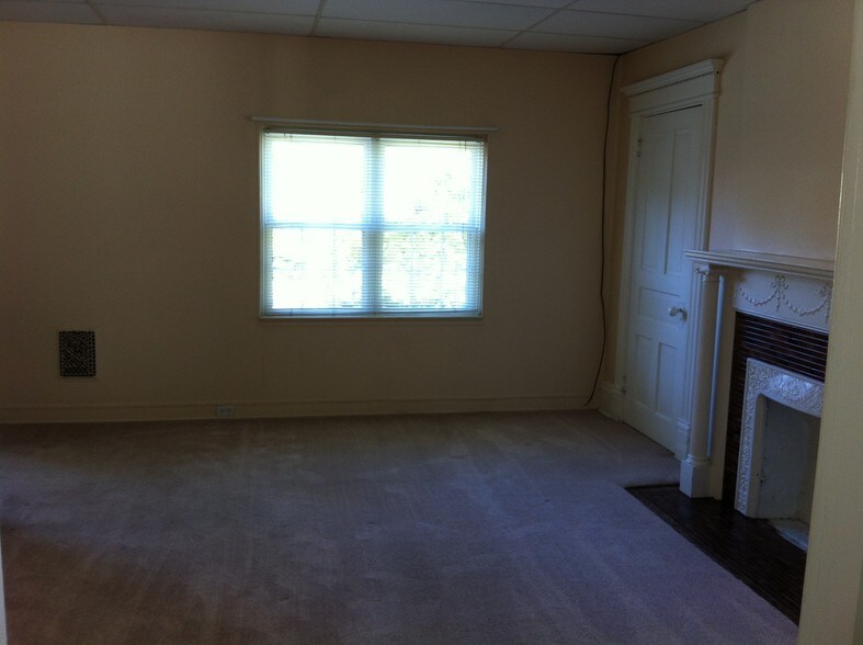 Master Bedroom (1)(15' x 15'10') - 933 S Trenton Ave