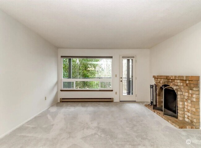 Building Photo - Lovely 2-Bedroom End Unit Condo in Cedarwo...