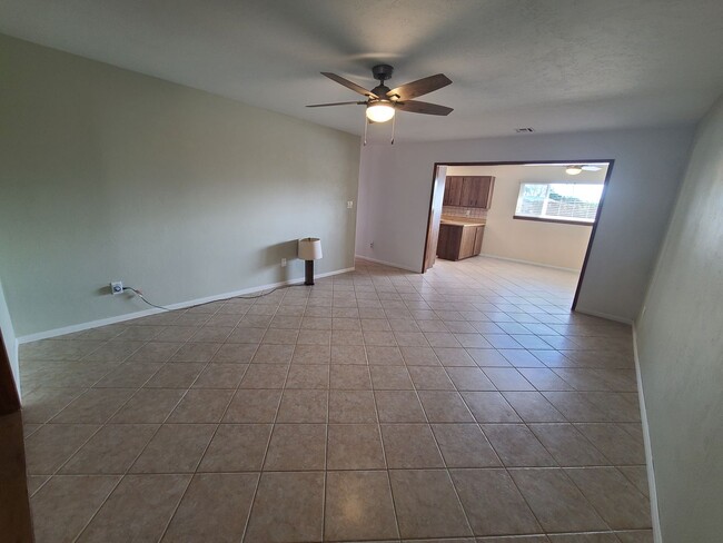 Building Photo - Spacious 4 bed 2 bath + 2 car garage & lar...
