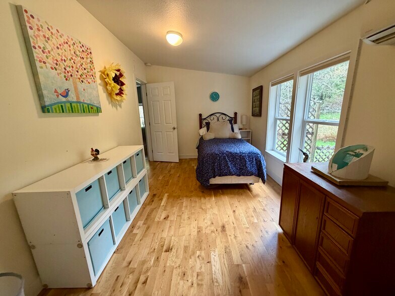 Office/Guest bedroom - 126 Charlie Ln