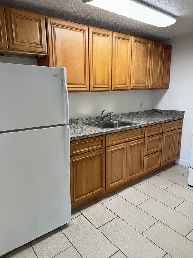 Building Photo - One bedroom Southwick Ma U-11