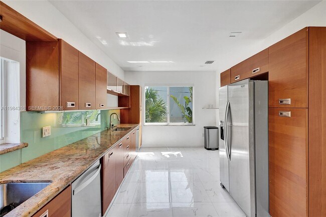 Building Photo - 10065 Bay Harbor Terrace