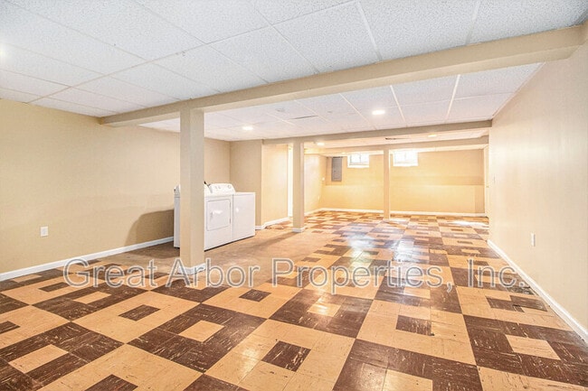 Building Photo - 392 Firwood St