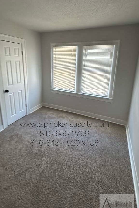 Building Photo - Updated Bungalow Near 39th/71