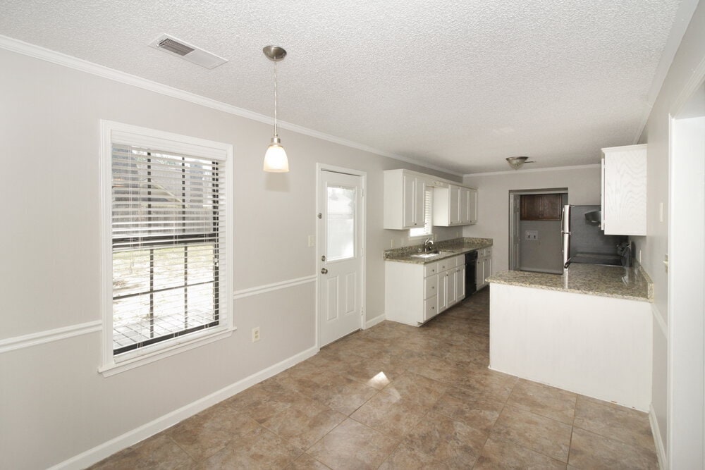 Building Photo - 7352 Alexander Rd