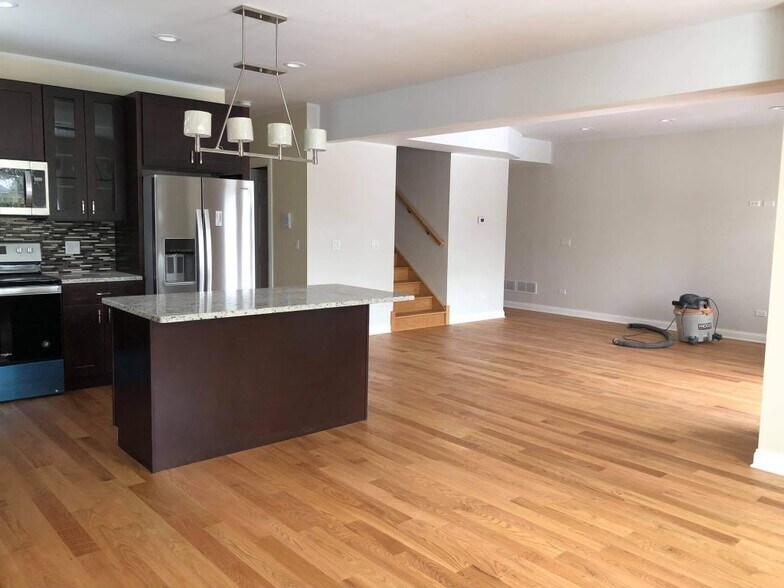 Building Photo - 6552 W Roscoe St