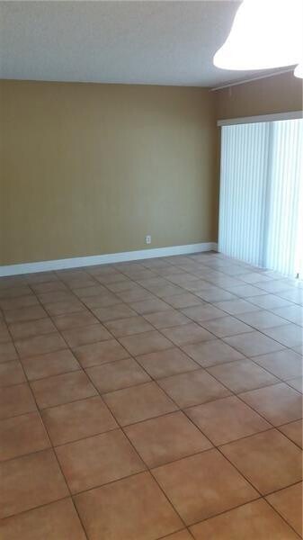 Building Photo - 2947 Riverside Dr