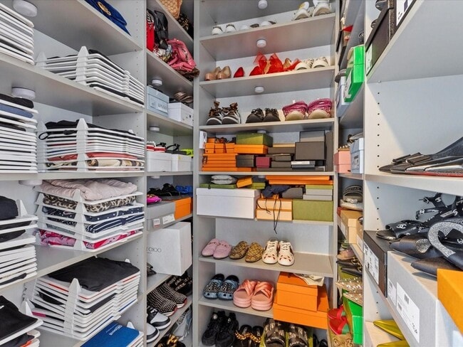 Building Photo - 150 E Robinson St